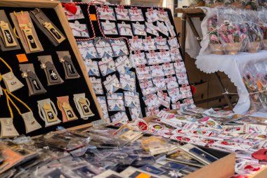 Sibiu şehri, Romanya - 29 Şubat 2020. İnsanlar Sibiu kentindeki Balcescu caddesindeki büyük martenitsa pazarında Martisor 'e bakıyorlar. Baharın sembolleri, Romence 