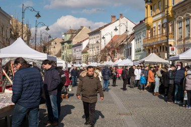 Sibiu şehri, Romanya - 29 Şubat 2020. İnsanlar Sibiu kentindeki Balcescu caddesindeki büyük martenitsa pazarında Martisor 'e bakıyorlar. Baharın sembolleri, Romence 