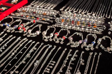 Sibiu şehri, Romanya - 29 Şubat 2020. İnsanlar Sibiu kentindeki Balcescu caddesindeki büyük martenitsa pazarında Martisor 'e bakıyorlar. Baharın sembolleri, Romence 