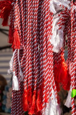 Sibiu şehri, Romanya - 29 Şubat 2020. İnsanlar Sibiu kentindeki Balcescu caddesindeki büyük martenitsa pazarında Martisor 'e bakıyorlar. Baharın sembolleri, Romence 