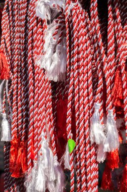 Sibiu şehri, Romanya - 29 Şubat 2020. İnsanlar Sibiu kentindeki Balcescu caddesindeki büyük martenitsa pazarında Martisor 'e bakıyorlar. Baharın sembolleri, Romence 