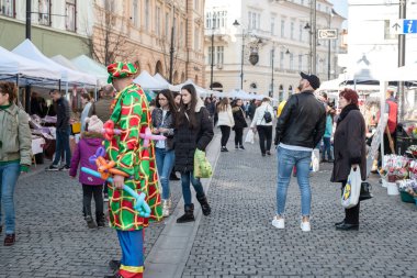 Sibiu şehri, Romanya - 29 Şubat 2020. İnsanlar Sibiu kentindeki Balcescu caddesindeki büyük martenitsa pazarında Martisor 'e bakıyorlar. Baharın sembolleri, Romence 