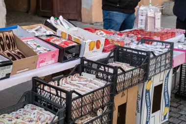 Sibiu şehri, Romanya - 29 Şubat 2020. İnsanlar Sibiu kentindeki Balcescu caddesindeki büyük martenitsa pazarında Martisor 'e bakıyorlar. Baharın sembolleri, Romence 