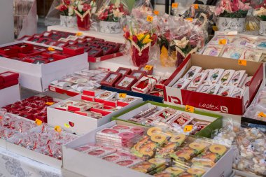 Sibiu şehri, Romanya - 29 Şubat 2020. İnsanlar Sibiu kentindeki Balcescu caddesindeki büyük martenitsa pazarında Martisor 'e bakıyorlar. Baharın sembolleri, Romence 