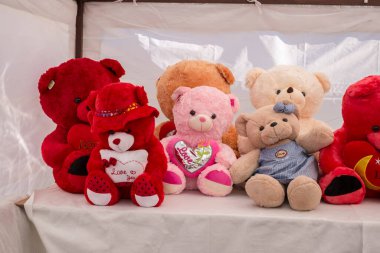 Sibiu şehri, Romanya - 29 Şubat 2020. İnsanlar Sibiu kentindeki Balcescu caddesindeki büyük martenitsa pazarında Martisor 'e bakıyorlar. Baharın sembolleri, Romence 