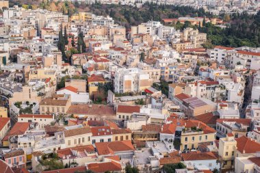 Atina, Yunanistan - 13 Şubat 2020. Yunanistan 'ın Akropolis kentinin yamaçlarındaki Atina' nın Plaka semtindeki korunmuş tarihi binaların hava manzarası
