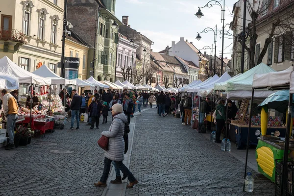 Miasto Sibiu Rumunia Lutego 2020 Ludzie Patrza Martisor Bardziej Duzym — Zdjęcie stockowe