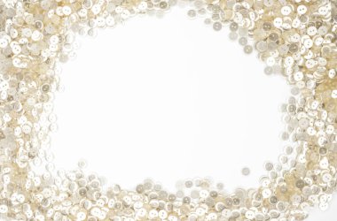 Ortasında kopya alanı olan inci beyazı plastik düğmelerden yapılmış bir çerçeve