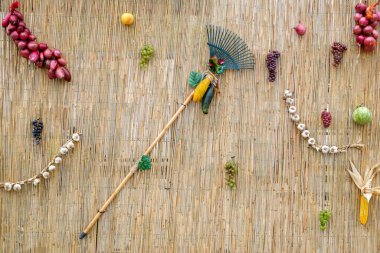 Hasat sonbahar ürünleri hasır duvarda