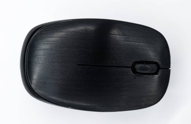 Beyaz arkaplanda siyah kablosuz fare