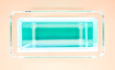 Turuncu arkaplanda geometrik mavi soyut şekil