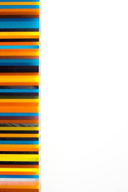 Resim çerçevesinin sağ tarafı beyaz arkaplanda plastik akrilik şekilli pleksiglas.