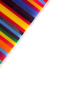 Resim çerçevesinin sağ tarafı beyaz arkaplanda plastik akrilik şekilli pleksiglas.