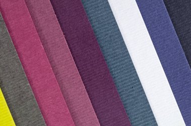 Beyaz arkaplanda renkli kağıtlar