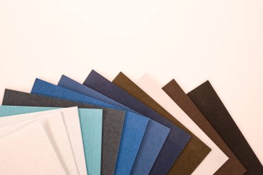 Beyaz arkaplanda renkli kağıtlar