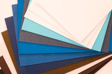 Beyaz arkaplanda renkli kağıtlar