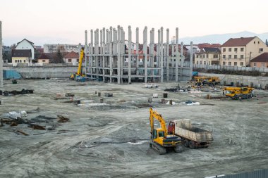 Sibiu, Romanya - 30 Kasım 2018 'de AVM Festival Centrum şantiyesinde çalışanlar