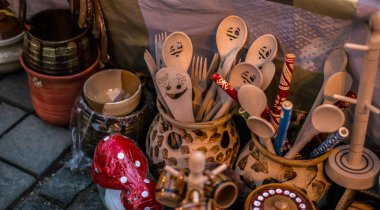 Sibiu City, Romanya - 02 Ağustos 2018. Romanya 'nın Sibiu kentindeki çömlekçiler fuarında geleneksel Rumen el yapımı seramik pazarı