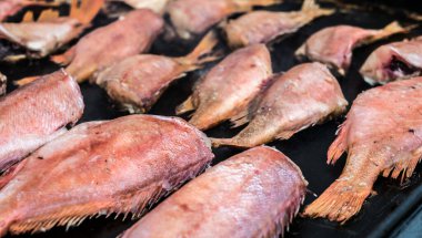 Marketteki tepside taze kızartılmış.