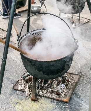 Romen geleneksel yemekleri açık ateşte kazanda hazırlandı