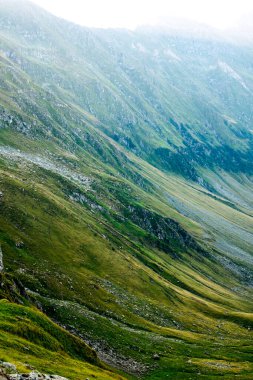 Fagaras tepesinde gün doğumu, Keçi kovası. Romanya 'nın yüksek zirveleri 2200 metreyi aştı