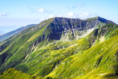 Fagaras yüksek dağ sırtında gün doğumu. Romanya 'nın yüksek zirveleri 2200 metreyi aştı