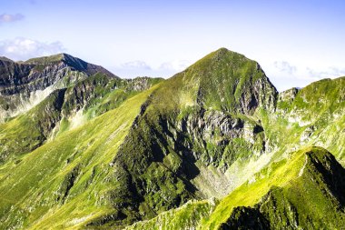 Fagaras yüksek dağ sırtında gün doğumu. Romanya 'nın yüksek zirveleri 2200 metreyi aştı