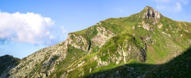 Fagaras yüksek dağ sırtında gün doğumu. Romanya 'nın yüksek zirveleri 2200 metreyi aştı