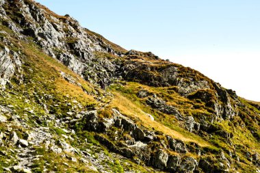 Fagaras yüksek dağ sırtında gün doğumu. Romanya 'nın yüksek zirveleri 2200 metreyi aştı