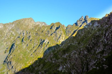 Fagaras yüksek dağ sırtında gün doğumu. Romanya 'nın yüksek zirveleri 2200 metreyi aştı
