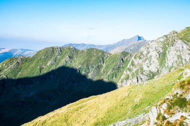 Fagaras yüksek dağ sırtında gün doğumu. Romanya 'nın yüksek zirveleri 2200 metreyi aştı