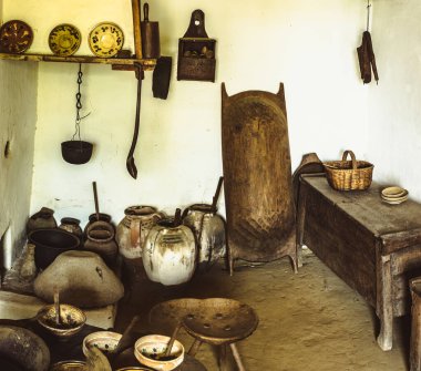 Sibiu şehri, Romanya - 17 Ağustos 2019. Kırsal mobilya ve dekorasyonlu geleneksel Romen halk evleri. Geleneksel Halk Uygarlığı Astra Müzesi, Sibiu