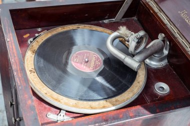 Sibiu City, Romanya - 07 Eylül 2019. Markette vinil plaklı klasik gramofon.