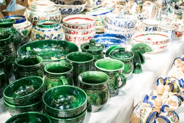 Sibiu, Romanya - 17 Ağustos 2019. Romanya 'nın Sibiu kentindeki Popüler Yaratıcılar Fuarı kapsamında Romen zanaatkarların çevre dostu malzemelerinden yarattığı çeşitli el yapımı eşyalar.