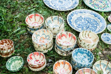 Sibiu, Romanya - 17 Ağustos 2019. Romanya 'nın Sibiu kentindeki Popüler Yaratıcılar Fuarı kapsamında Romen zanaatkarların çevre dostu malzemelerinden yarattığı çeşitli el yapımı eşyalar.