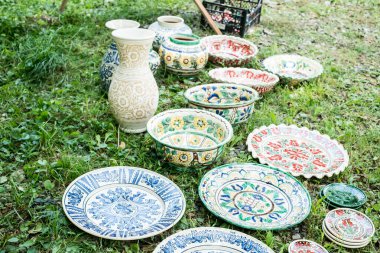 Sibiu, Romanya - 17 Ağustos 2019. Romanya 'nın Sibiu kentindeki Popüler Yaratıcılar Fuarı kapsamında Romen zanaatkarların çevre dostu malzemelerinden yarattığı çeşitli el yapımı eşyalar.