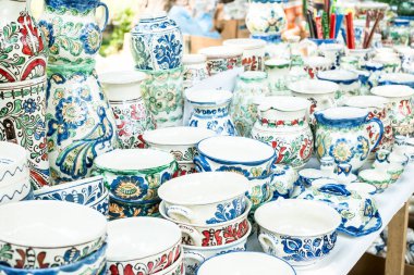 Sibiu, Romanya - 17 Ağustos 2019. Romanya 'nın Sibiu kentindeki Popüler Yaratıcılar Fuarı kapsamında Romen zanaatkarların çevre dostu malzemelerinden yarattığı çeşitli el yapımı eşyalar.