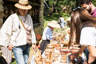 Sibiu, Romanya - 17 Ağustos 2019. Romanya 'nın Sibiu kentindeki Popüler Yaratıcılar Fuarı kapsamında Romen zanaatkarların çevre dostu malzemelerinden yarattığı çeşitli el yapımı eşyalar.