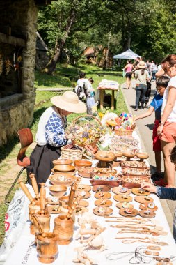 Sibiu, Romanya - 17 Ağustos 2019. Romanya 'nın Sibiu kentindeki Popüler Yaratıcılar Fuarı kapsamında Romen zanaatkarların çevre dostu malzemelerinden yarattığı çeşitli el yapımı eşyalar.