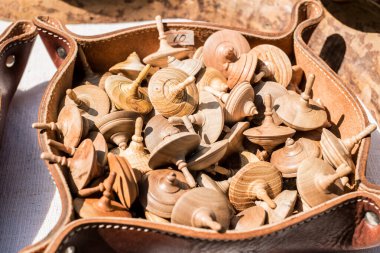 Sibiu, Romanya - 17 Ağustos 2019. Romanya 'nın Sibiu kentindeki Popüler Yaratıcılar Fuarı kapsamında Romen zanaatkarların çevre dostu malzemelerinden yarattığı çeşitli el yapımı eşyalar.