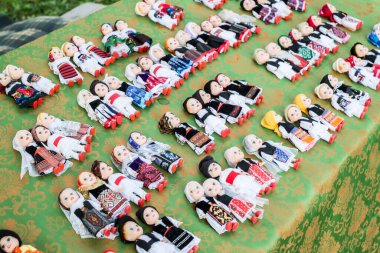 Sibiu, Romanya - 17 Ağustos 2019. Romanya 'nın Sibiu kentindeki Popüler Yaratıcılar Fuarı kapsamında Romen zanaatkarların çevre dostu malzemelerinden yarattığı çeşitli el yapımı eşyalar.