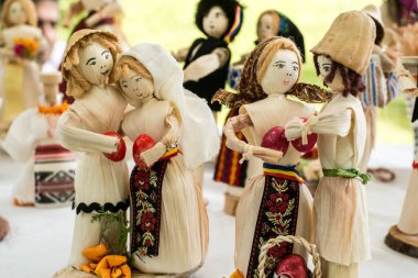 Sibiu, Romanya - 17 Ağustos 2019. Romanya 'nın Sibiu kentindeki Popüler Yaratıcılar Fuarı kapsamında Romen zanaatkarların çevre dostu malzemelerinden yarattığı çeşitli el yapımı eşyalar.