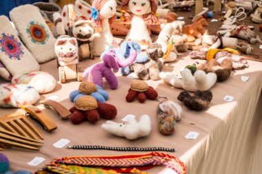 Sibiu, Romanya - 17 Ağustos 2019. Romanya 'nın Sibiu kentindeki Popüler Yaratıcılar Fuarı kapsamında Romen zanaatkarların çevre dostu malzemelerinden yarattığı çeşitli el yapımı eşyalar.