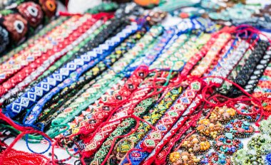 Sibiu, Romanya - 17 Ağustos 2019. Romanya 'nın Sibiu kentindeki Popüler Yaratıcılar Fuarı kapsamında Romen zanaatkarların çevre dostu malzemelerinden yarattığı çeşitli el yapımı eşyalar.