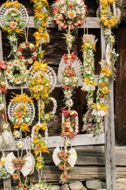 Sibiu, Romanya - 17 Ağustos 2019. Romanya 'nın Sibiu kentindeki Popüler Yaratıcılar Fuarı kapsamında Romen zanaatkarların çevre dostu malzemelerinden yarattığı çeşitli el yapımı eşyalar.