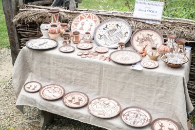 Sibiu, Romanya - 17 Ağustos 2019. Romanya 'nın Sibiu kentindeki Popüler Yaratıcılar Fuarı kapsamında Romen zanaatkarların çevre dostu malzemelerinden yarattığı çeşitli el yapımı eşyalar.