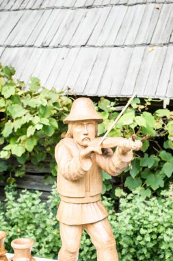 Sibiu, Romanya - 17 Ağustos 2019. Romanya 'nın Sibiu kentindeki Popüler Yaratıcılar Fuarı kapsamında Romen zanaatkarların çevre dostu malzemelerinden yarattığı çeşitli el yapımı eşyalar.