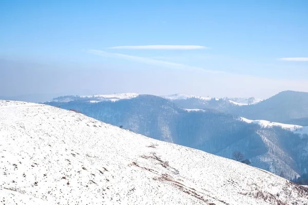 Sol Sobre Las Montañas Invierno Con Nieve Montañas Cindrel Paltinis — Foto de Stock