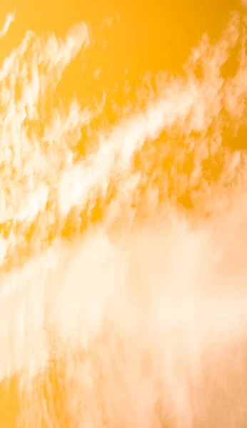 Nuages Blancs Avec Ciel Orange Filtre Infrarouge — Photo