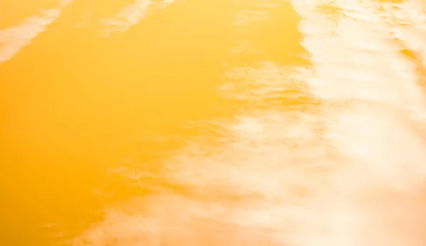 Białe Chmury Pomarańczowym Niebem Filtr Podczerwieni — Zdjęcie stockowe